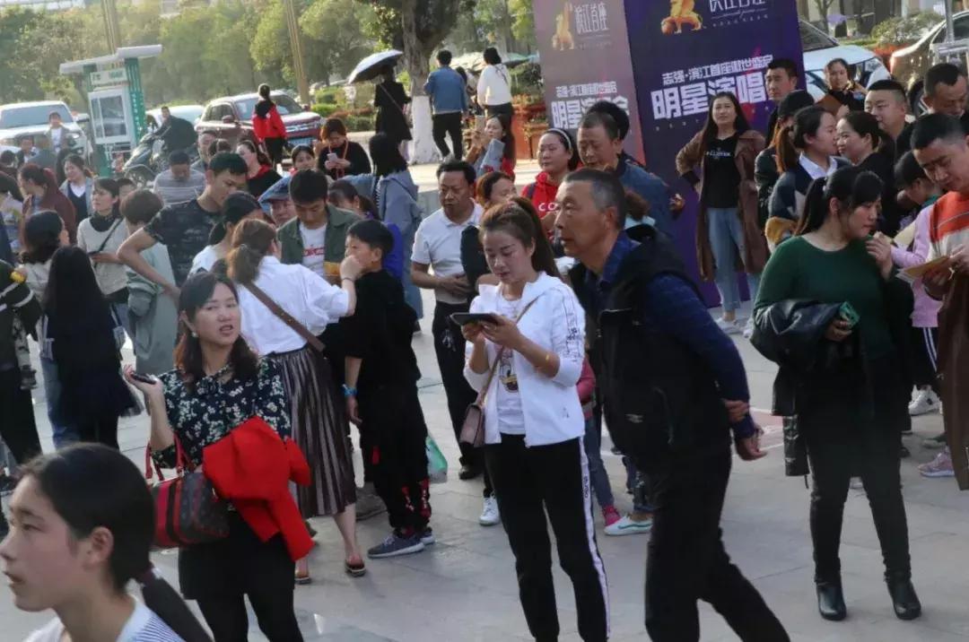 陈瑞庄心妍还有谁,庄心妍沈阳演唱会穿的红色西装