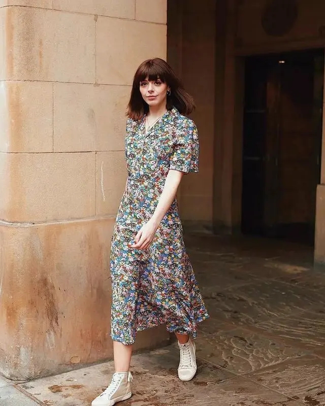 新款妈妈装修身显瘦碎花裙,绿色碎花裙搭配帆布鞋好看吗