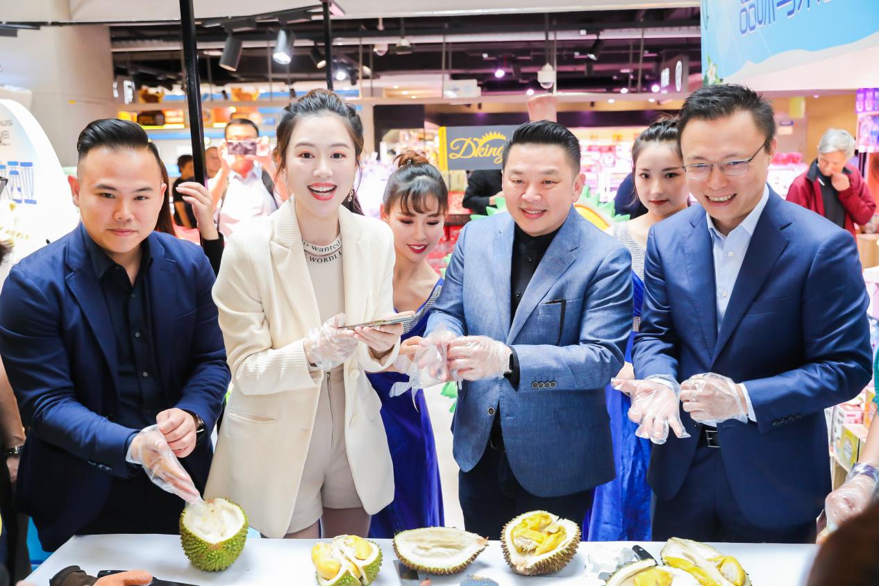 中国首秀!马来部长淘宝直播手劈榴莲,5分钟卖1000个