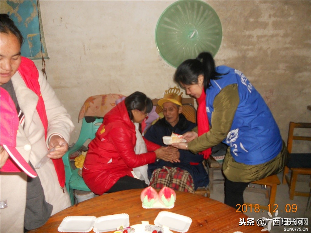 爱心志愿者给老人过集体生日,志愿者为103岁抗战老兵庆生