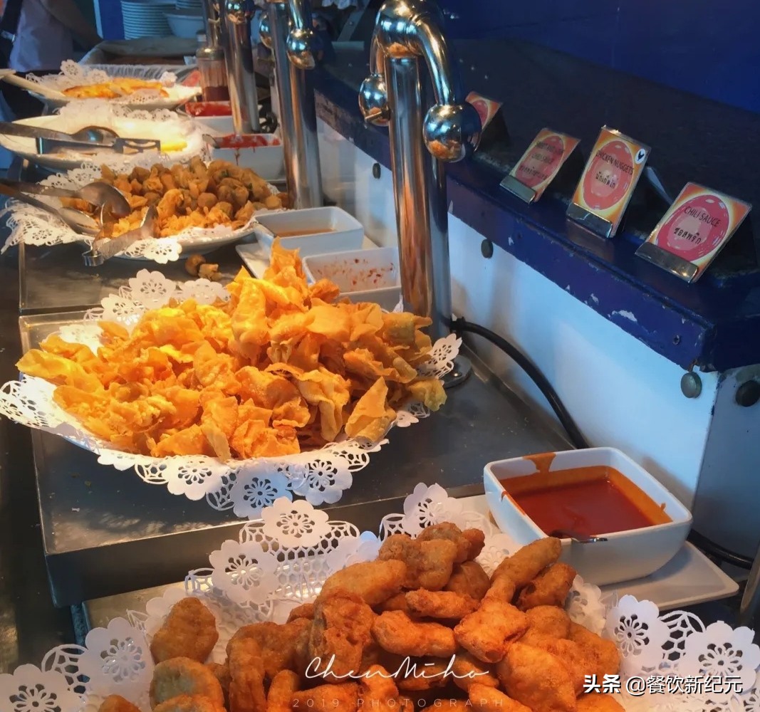 去吃自助被服务员怒怼,中国人在泰国吃自助餐