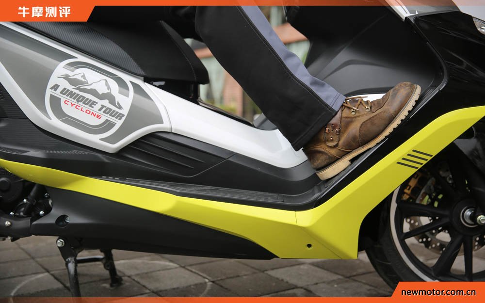 油箱17升续航可达400公里,最佳国产踏板摩旅车