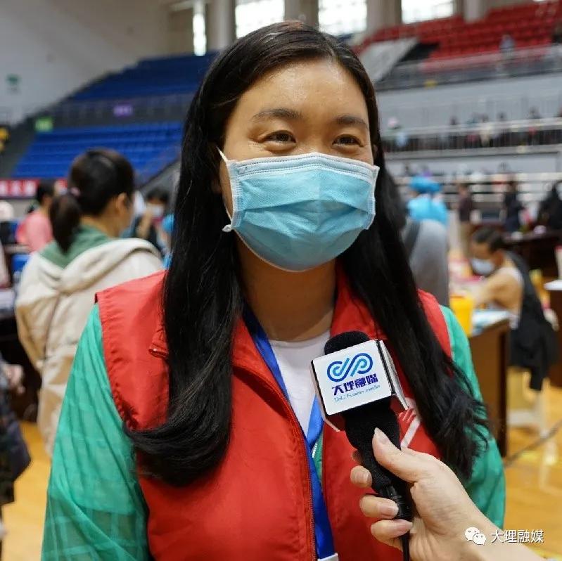 党员暖心帮助群众,党员穿的红马甲