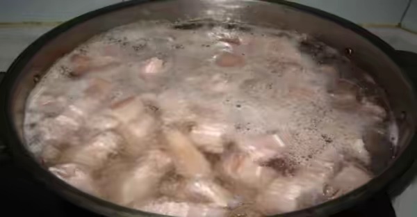 煮肉时有大量泡沫是什么原因,煮粥起大量的沫怎么解决