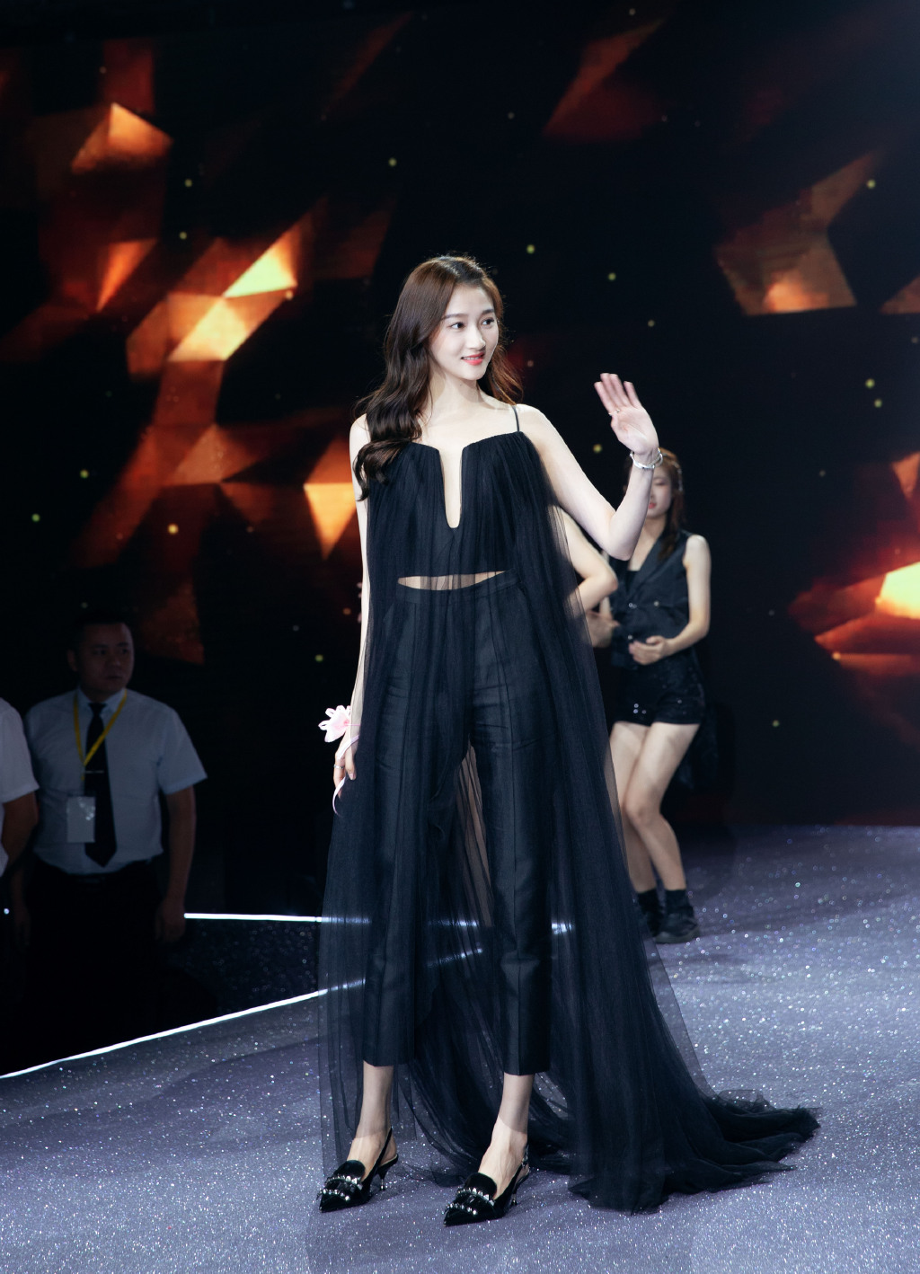 关晓彤22岁生日晒自拍,凤囚凰关晓彤露香肩