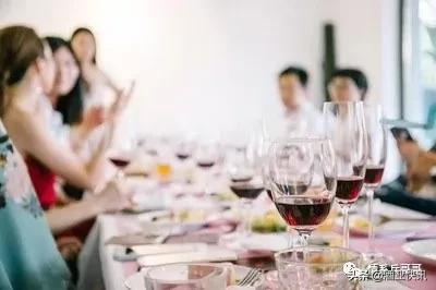 喝酒使人兴奋,为什么喝酒会给人带来快感