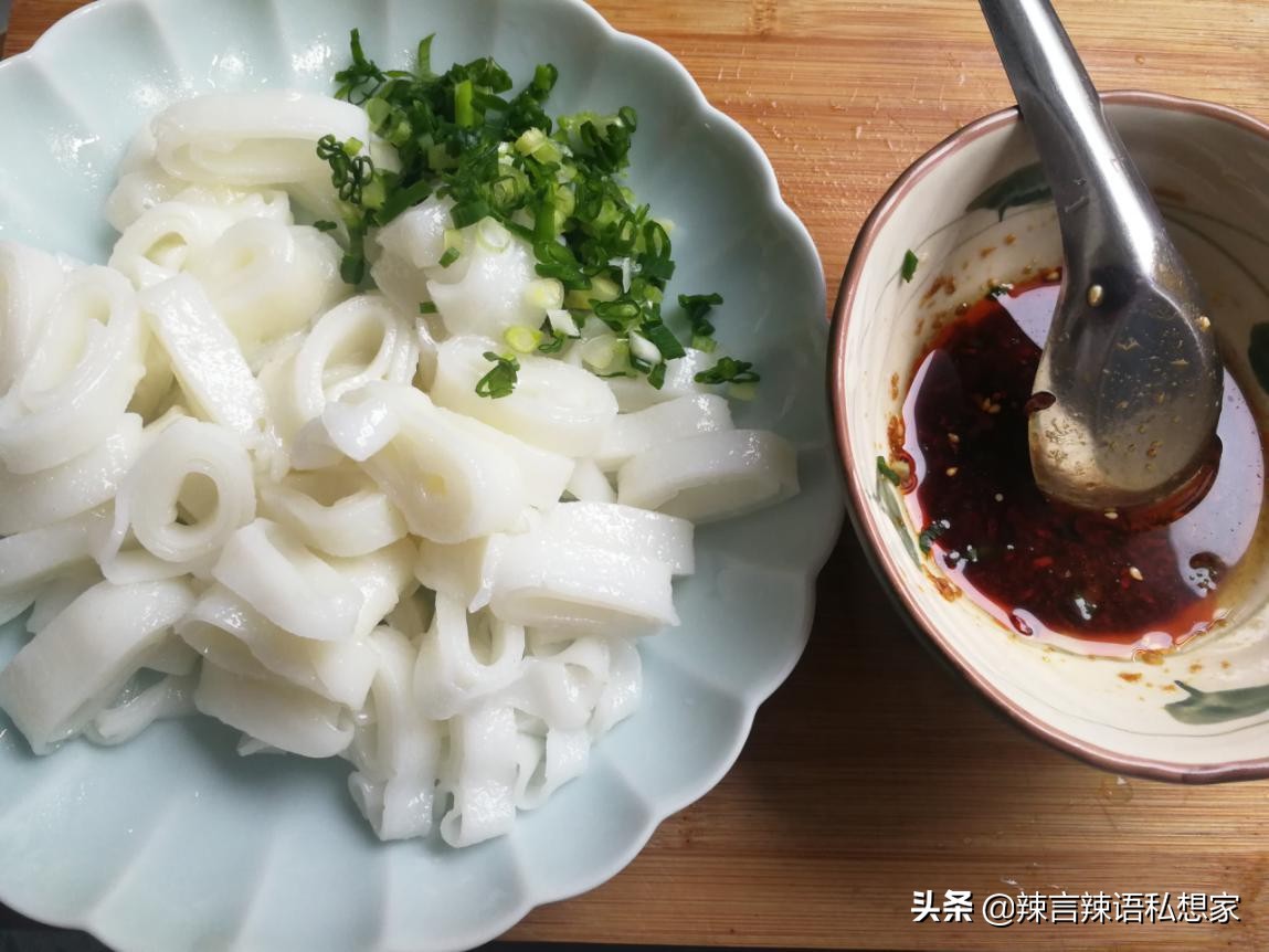家常拌凉皮做法非常简单好吃,家庭拌凉皮做法