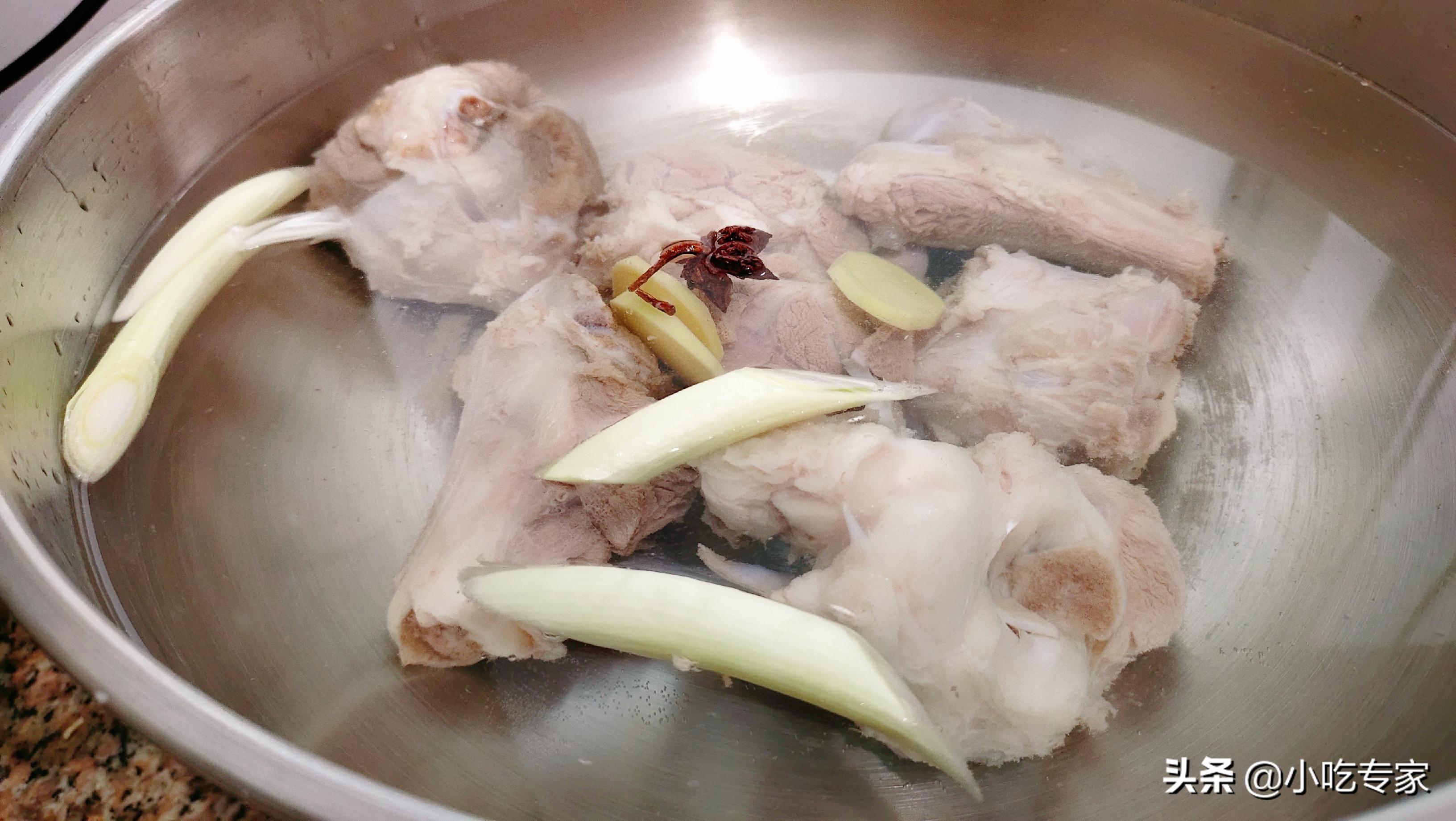 炖大骨汤先加盐还是后加盐,大骨汤加什么去腥味