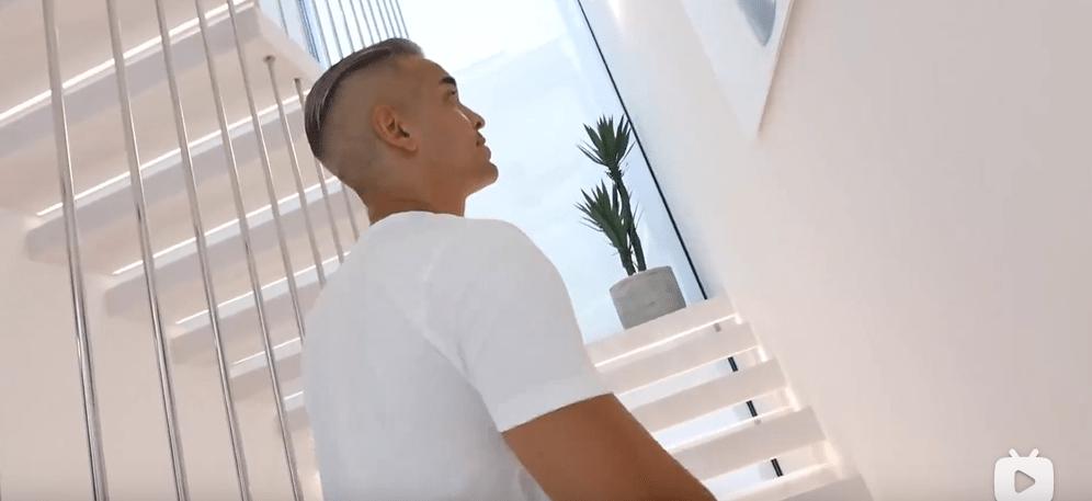 迪拜男子奋斗十年买下劳斯莱斯,迪拜小伙卖掉劳斯莱斯买法拉利