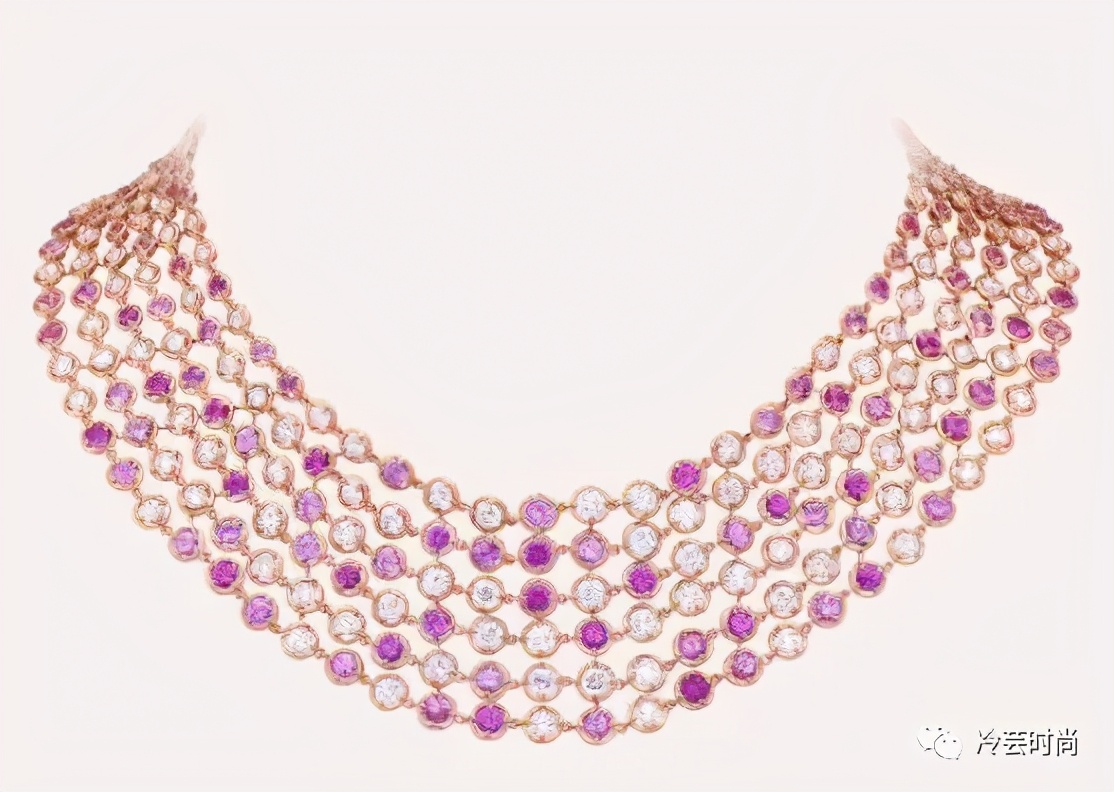 项链的活动扣佩戴方法,项链的佩戴要讲究八大搭配技巧