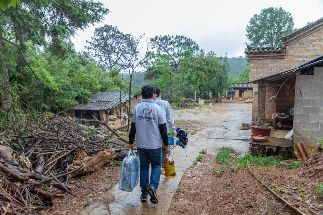 让爱穿越大山“陌上阳光”西部助学探访行动走进云南文山
