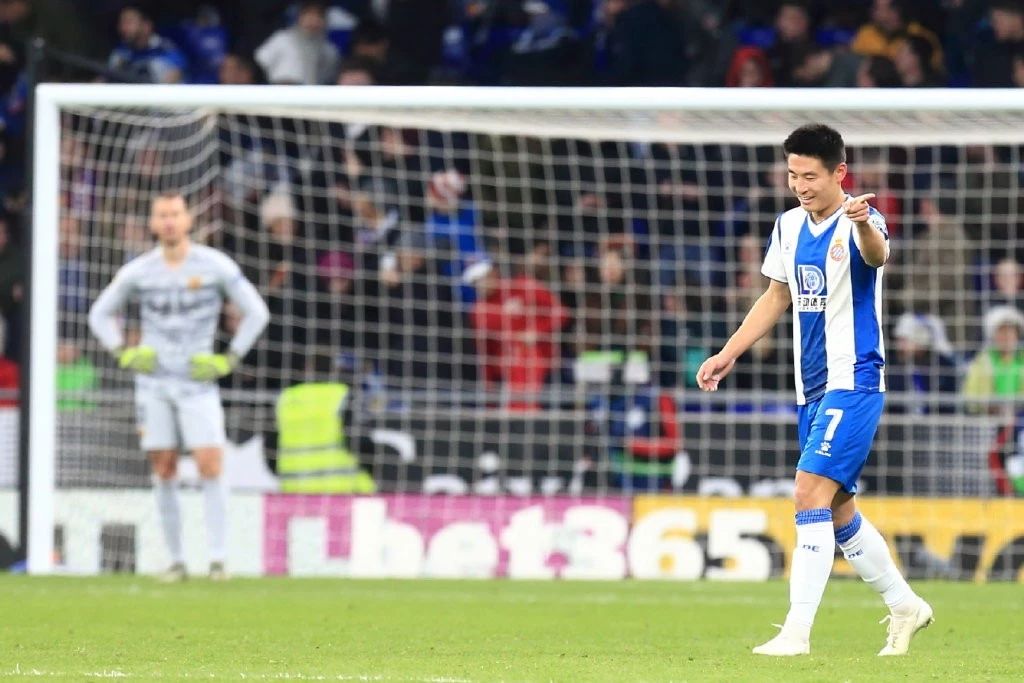 见证历史国足再次夺冠,武磊第一个攻破巴萨球门的中国人