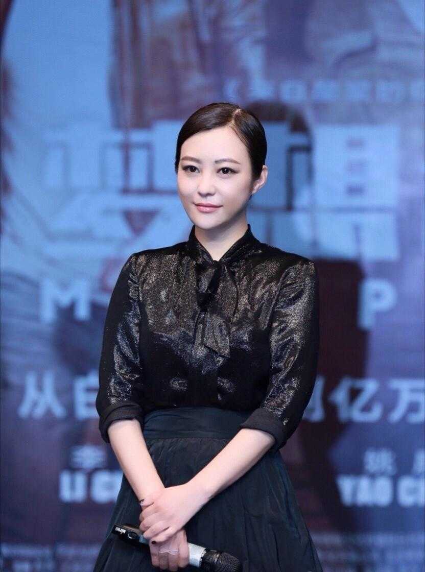 郝蕾身材真有料,穿黑色蕾丝上衣搭配白色半身裙,身材凹凸有致