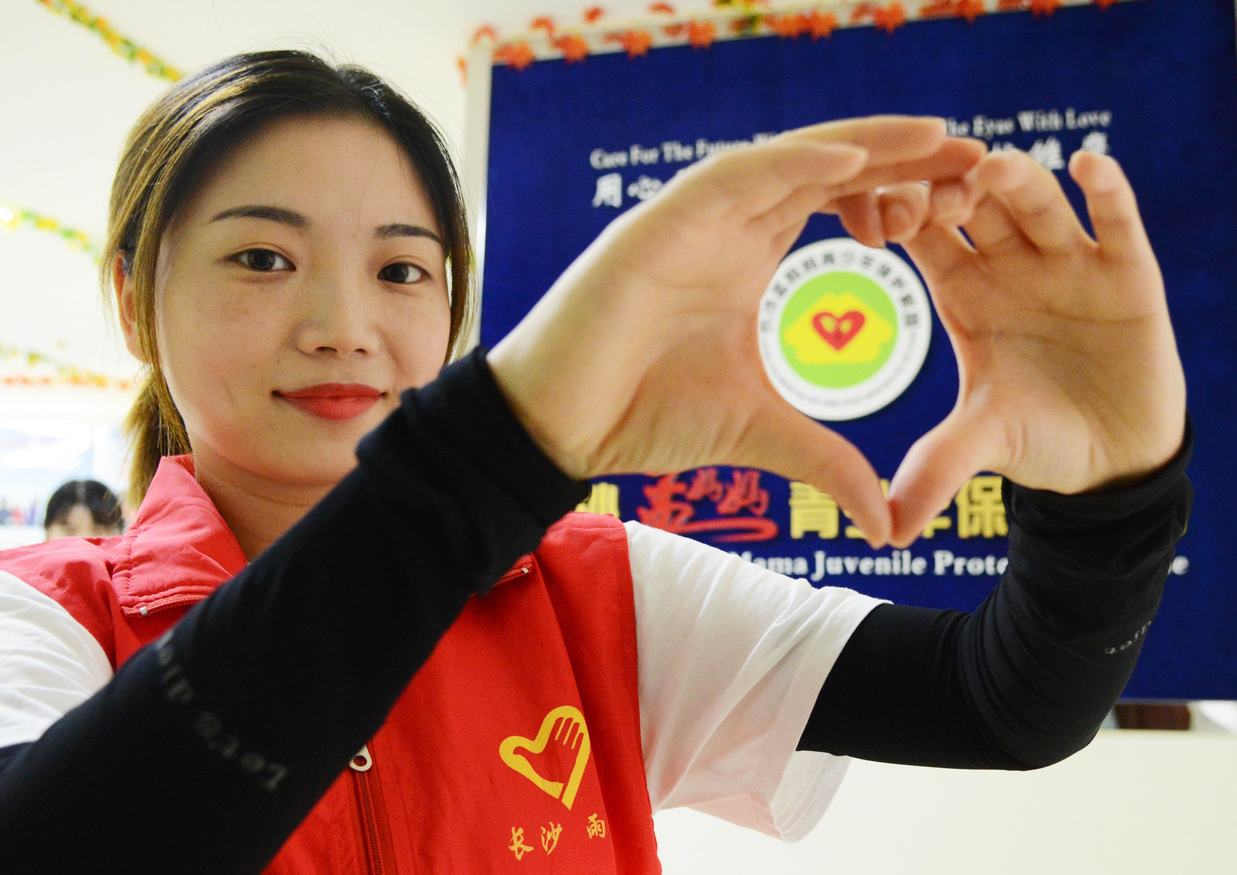 “孟妈妈青护园”志愿者向劳动者送凉爽