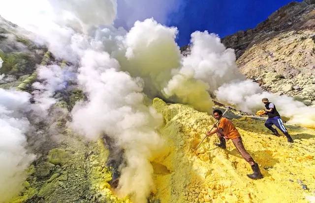 在印尼采硫磺视频,印尼活火山采集硫磺