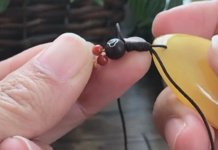 项链绳吊坠绳怎么打结编织教程,吊坠绳两头打结向左偏了怎么调整