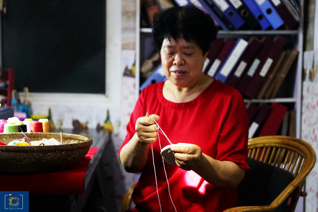 一双虎头鞋，传承100多年，别人种地他和妻子做鞋，一双能卖200元