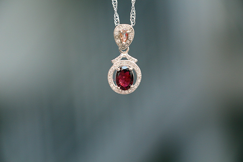 项链吊坠两边长短不一,项链吊坠方的好看还是圆的好看