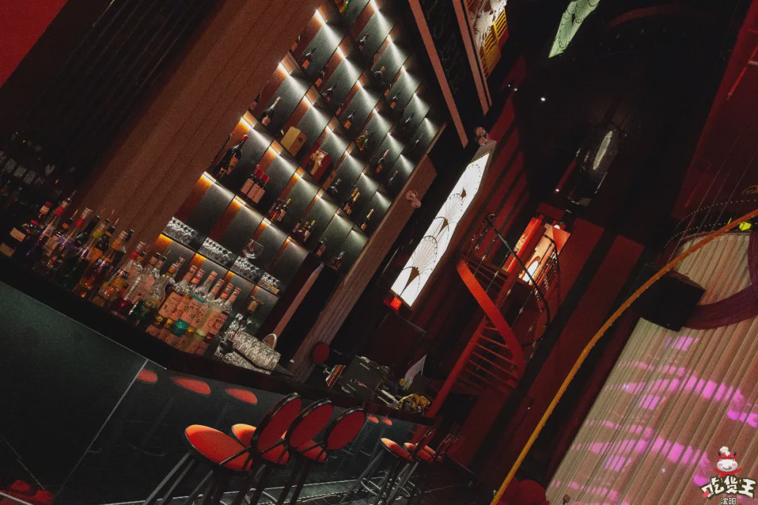 这家藏在居民楼里の「复古酒吧」，居然靠着“人气美食”上位？