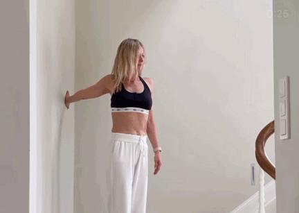 练瑜伽简单的拉伸动作是怎么练习,瑜伽每天必练8个拉伸动作