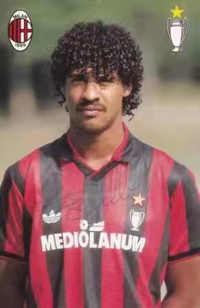 足坛前腰十大球员,足坛十大头球前锋