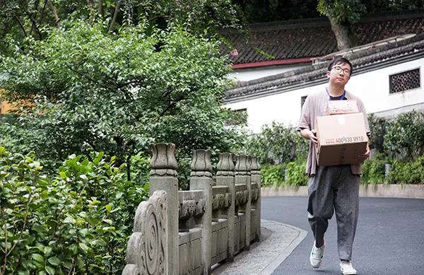 灵隐寺招人，10万网友求职上热搜！4点下班、KPI随缘，条件就一个