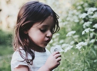 “父亲对我做过的事情永远不可以说”︱这本书揭露残酷的事实真相