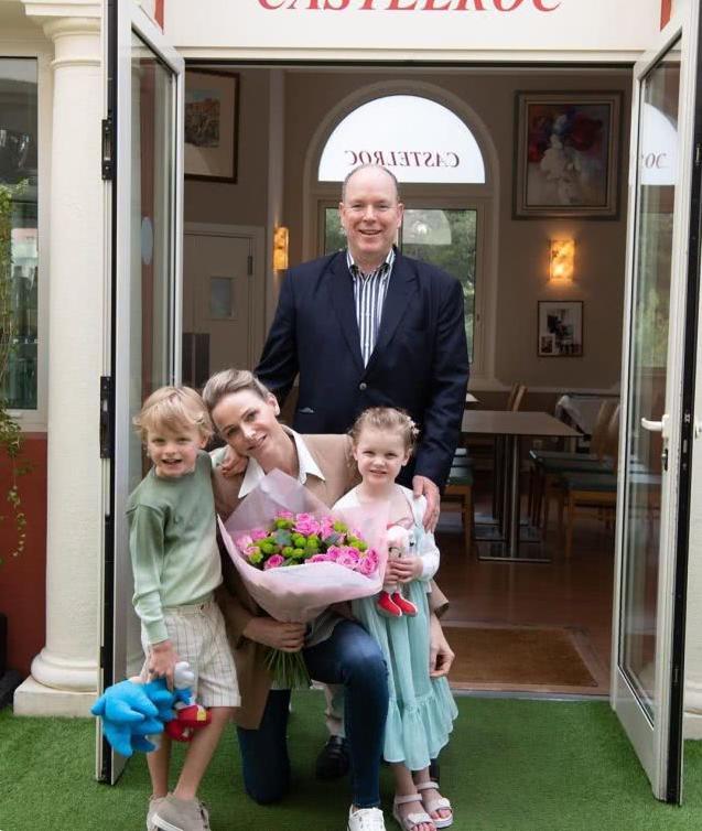 夏琳王妃与家人团聚,黑色风衣内搭毛衫很优雅,高冷气质也变温柔