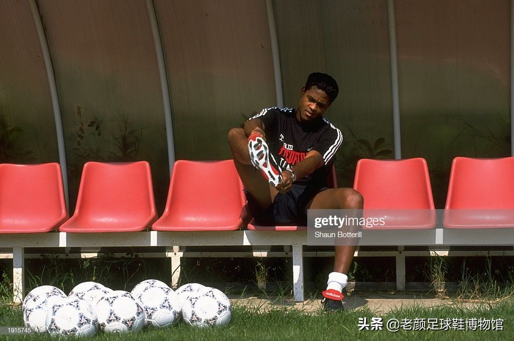 踢翻米兰王朝的贾府少年，身背“杀人犯、强奸犯”恶名的荷兰锋霸