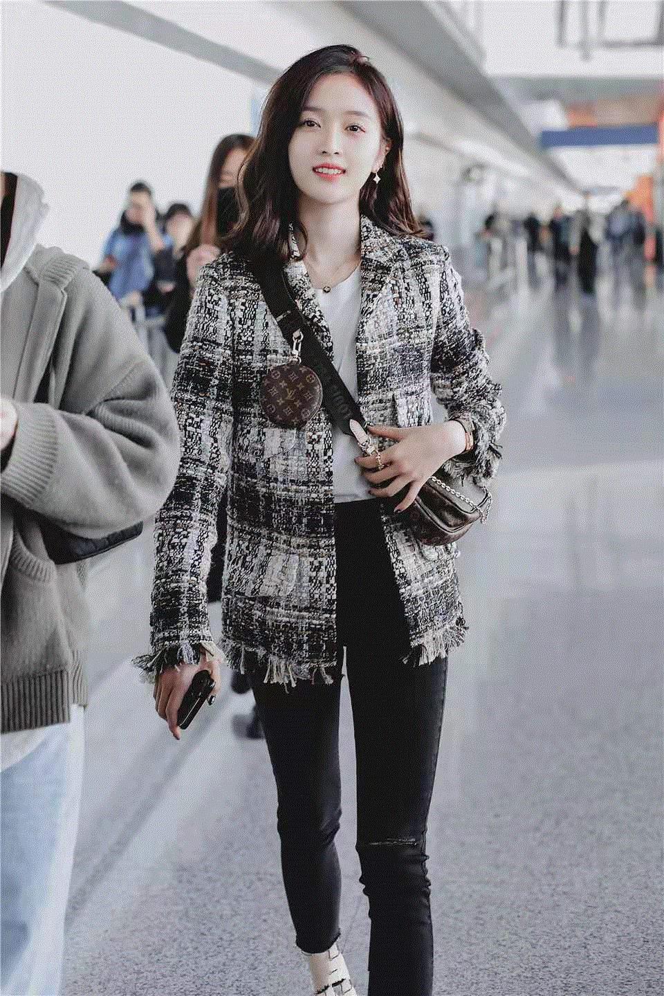 吴宣仪同款机场棕色格子外套,吴宣仪黑皮衣配什么裤子