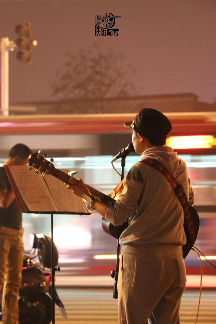 火车来了行人车辆请注意安全,行人车辆请注意火车就要来了