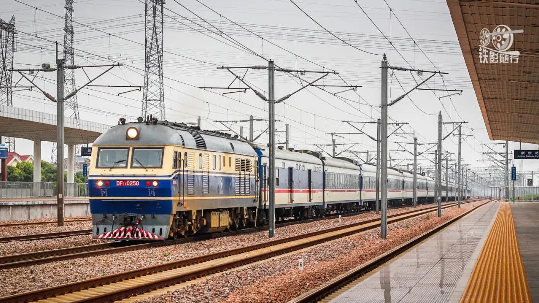 铁影车,东风11型内燃机车照片