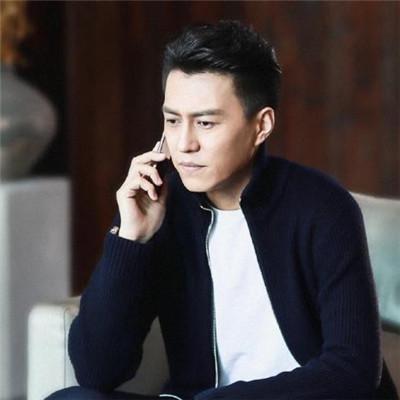 他曾是“职场男神”，娶“北电才女”李佳，今一家四口其乐融融