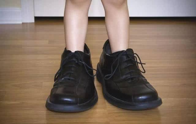 儿童喜欢闻鞋子心理分析,有关小孩喜欢挑衣服穿的心理