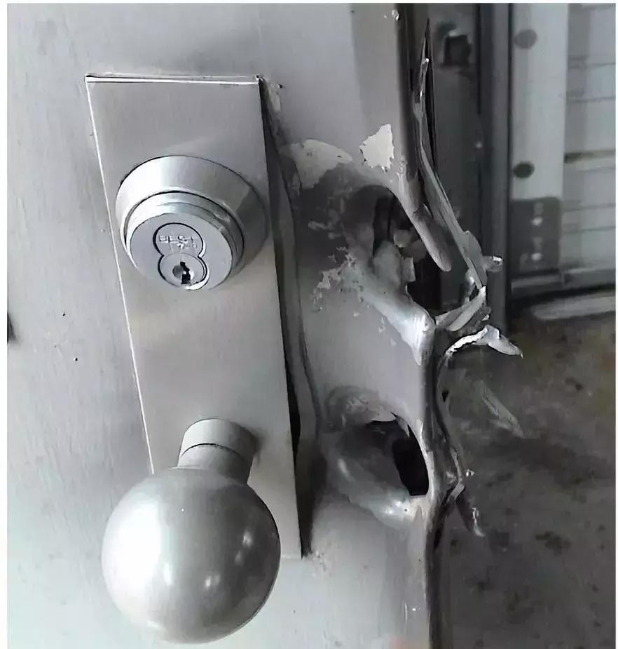 盘点电影中的花式开锁,电影中的一枪开锁在现实能做到么