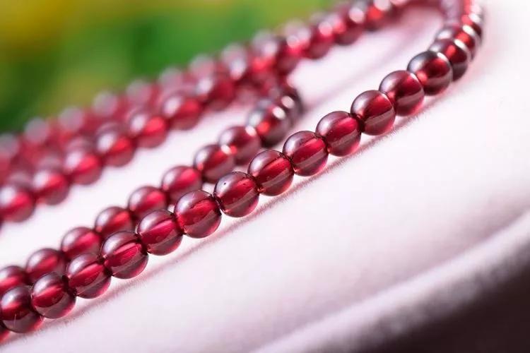 石榴石手串带了十几年的假货危害,石榴石手串戴久了发黑是怎么回事