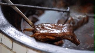 柴火灶铸铁大锅,大铁锅炖羊肉面