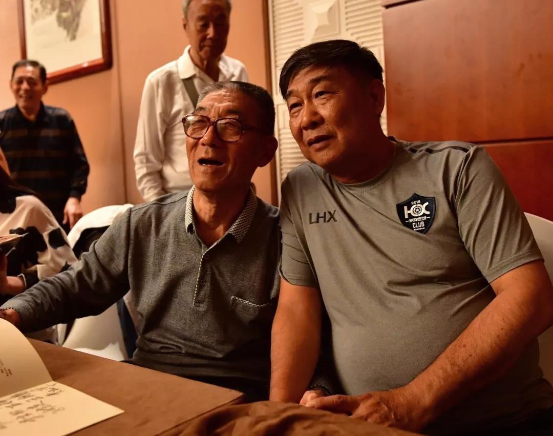 门将外都能踢的天津“万金油”，打入50米世界波，贝利与他合影