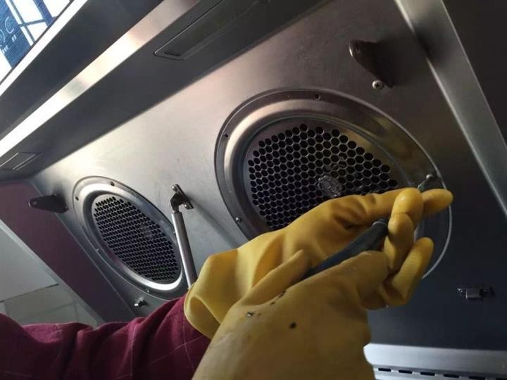 油烟机清洗小技巧方法图解,清洗油烟机一喷一擦轻松搞定