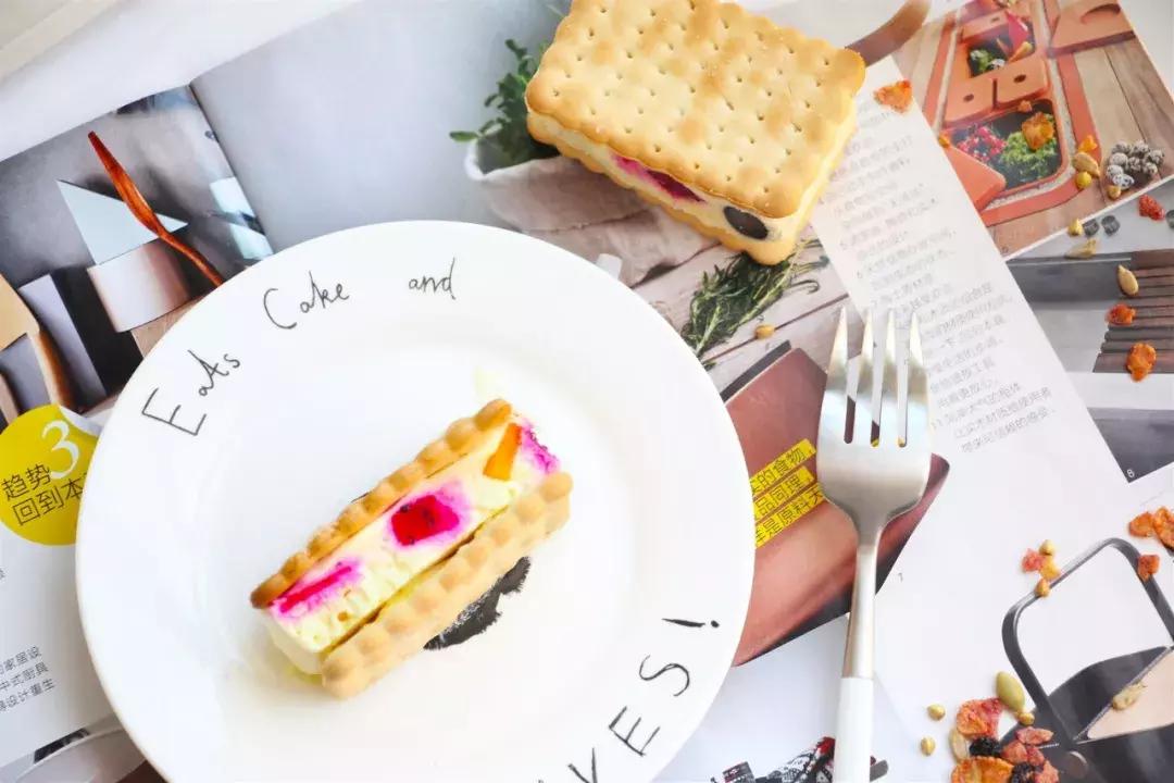 风靡全球的冰淇淋三明治,马卡龙冰淇淋三明治草莓蛋糕