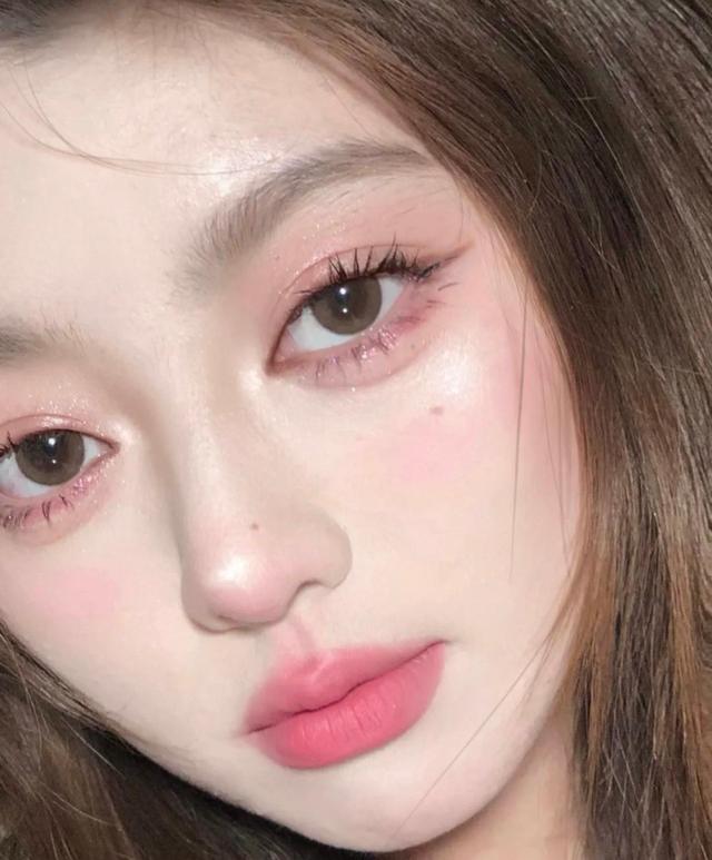 黄黑皮2021夏季流行色号,适合黑黄皮穿上显白的颜色