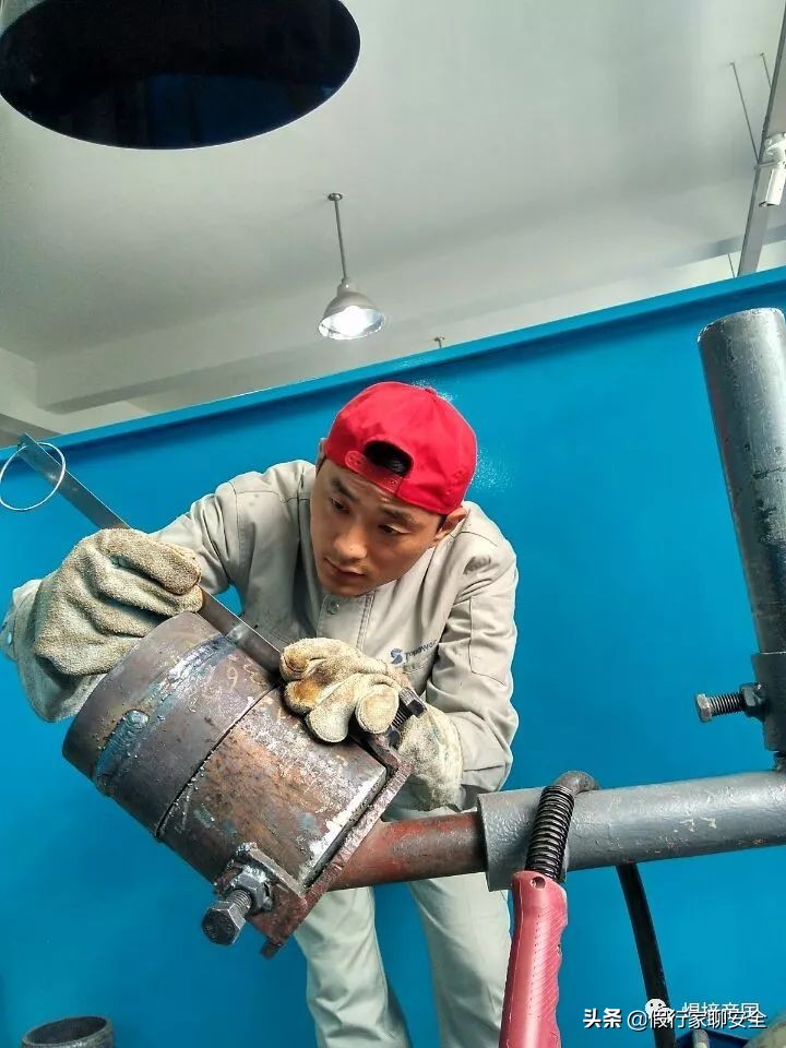 电焊机有空载电压,电焊机空载电压90伏正常可以修吗