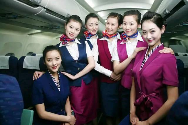 飞机有三种免费的服务，如果不主动要求，空姐也不会主动地提供