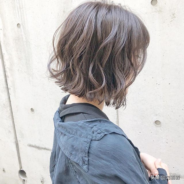 好看又时尚的发型最新款,40-50岁洋气烫发型中长发大圆脸