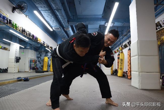 他为了一个机会，下跪争取，奈何“尊严不值钱”，靠拳头打出名堂