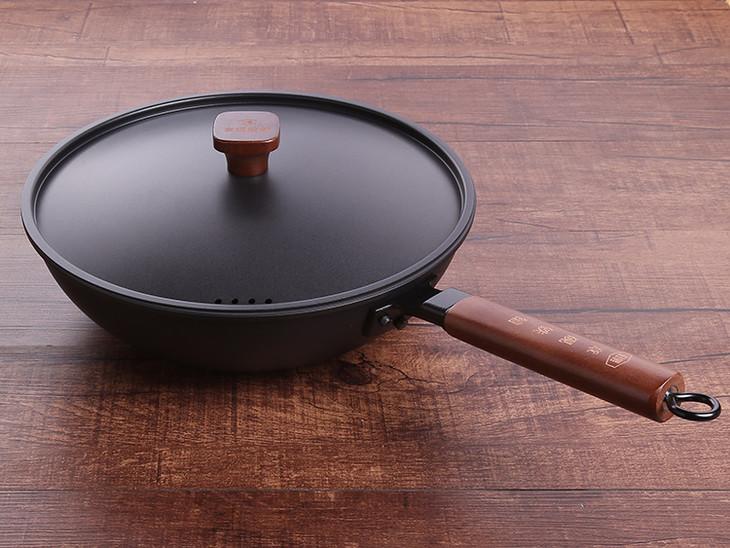 白色炒菜锅具是什么材质,火锅的锅具什么材质最好