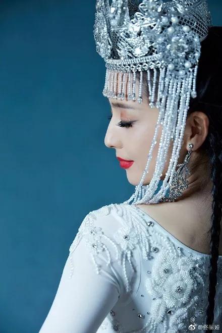 佟丽娅将任春晚主持，却被质疑稳输董卿？但在妆容上她确实赢了..