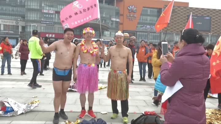 扬州“光猪跑”来了！男女身着内衣*情纵**奔跑