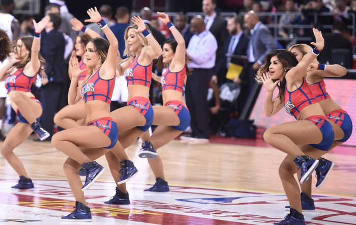 19岁的锡安打出巨星的感觉,当36岁的詹姆斯碰到19岁的锡安