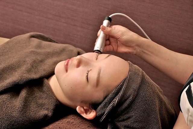 女人有眼袋不要慌，每天睡前坚持4个习惯，眼部肌肤紧致又细嫩